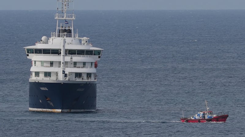 El crucero MV Hondius anclado en un puerto de Praia, Cabo Verde, el 6 de mayo de 2026. (Foto...